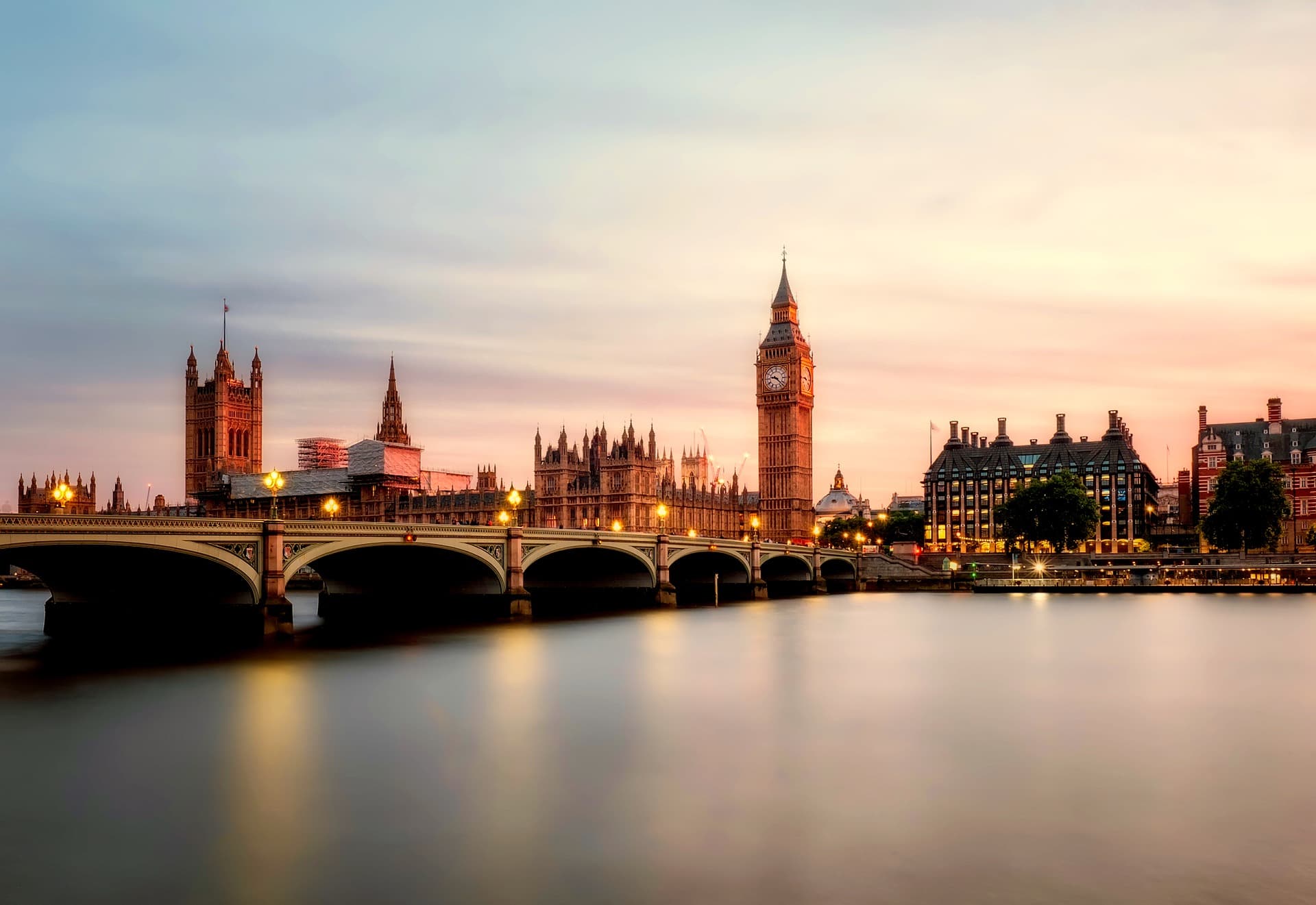 Rekomendasi Bank Untuk Pelajar yang Terbaik di UK