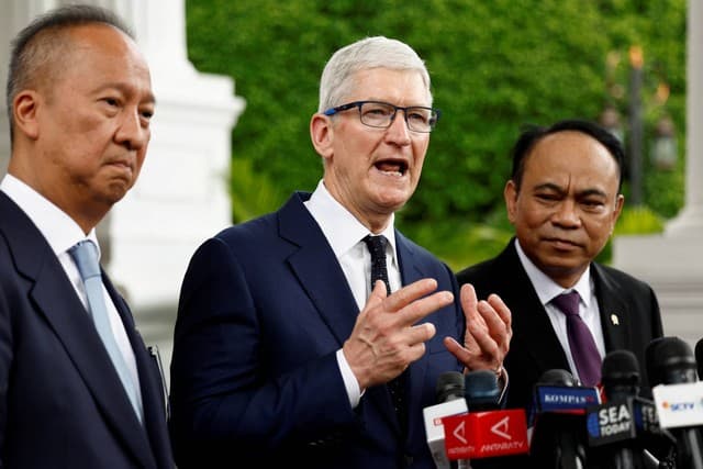 CEO Apple Tim Cook melakukan kunjungan ke Indonesia.