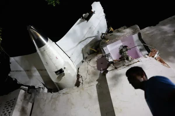 Pesawat Air India Boeing 787 Jatuh: Ada Suara Keras Sesaat Setelah Lepas Landas